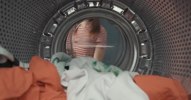 Mulher perturbada e problemas de lavanderia — Vídeo de Stock