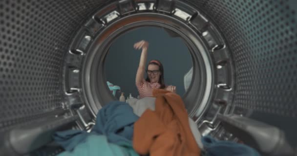 Alegre dona de casa carregar a máquina de lavar roupa — Vídeo de Stock