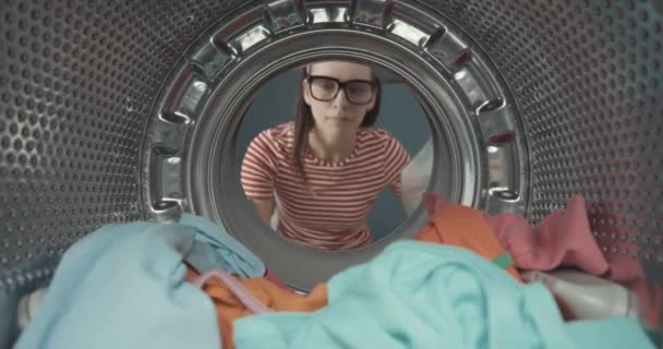 Chockad kvinna hittar sin smartphone i tvättmaskinen — Stockvideo