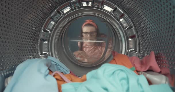 Mujer conmocionada encuentra su teléfono inteligente en la lavadora — Vídeo de stock