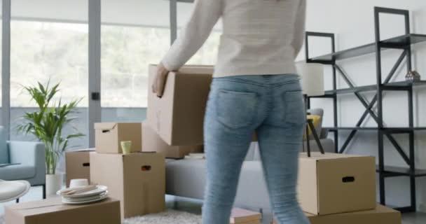 Счастливая женщина переезжает в свой новый дом — стоковое видео