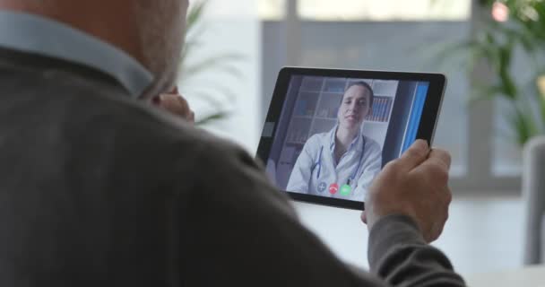 Starszy pacjent na wideokonferencji z lekarzem — Wideo stockowe