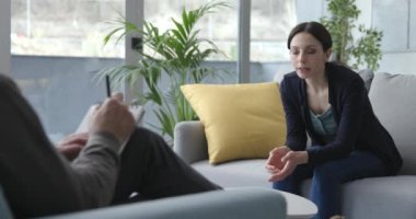 Genç bir kadın profesyonel bir terapistle konuşuyor.