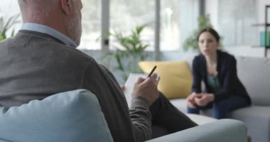 Genç bir kadın profesyonel bir terapistle konuşuyor.