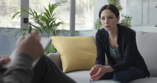 Mujer joven hablando con un terapeuta profesional — Vídeos de Stock