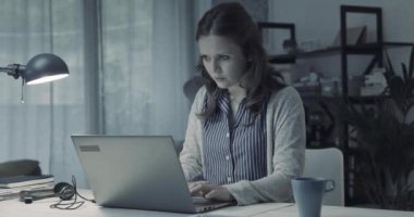 -Evde çalışan genç bir kadın kendini bitkin hissediyor.