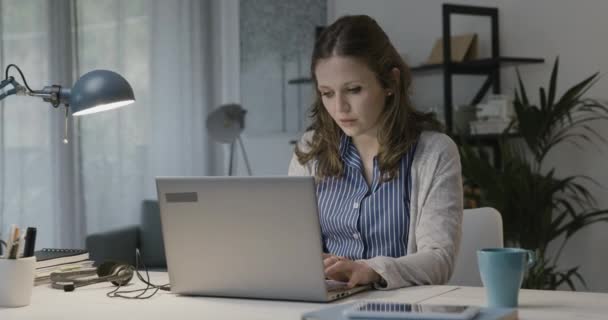 Jeune femme travaillant à domicile et se sentant épuisée — Video