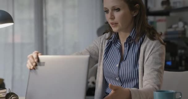 Mujer joven trabajando desde casa y sintiéndose agotada — Vídeos de Stock