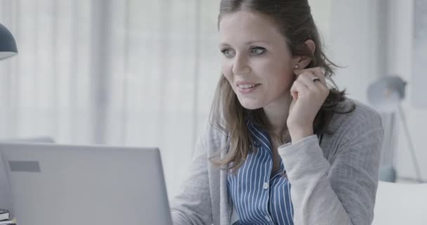 Femme heureuse bavarder avec ses amis en ligne — Video