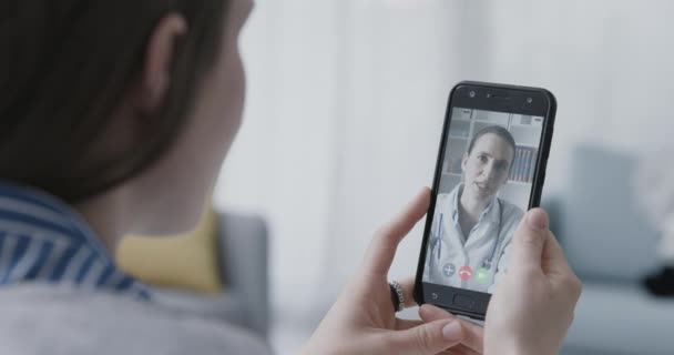 Mulher vídeo chamando seu médico online — Vídeo de Stock