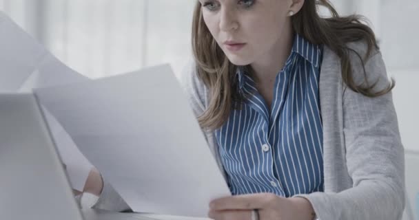 Femme déçue lisant une lettre de rejet — Video