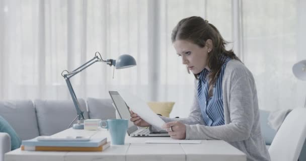 Mujer feliz recibiendo buenas noticias en una carta — Vídeo de stock