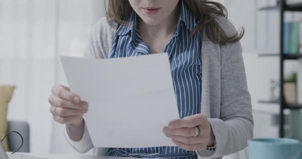 Mujer feliz recibiendo buenas noticias en una carta — Vídeos de Stock