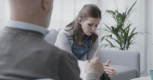 Kobieta rozmawiająca ze swoim profesjonalnym terapeutą w biurze — Wideo stockowe