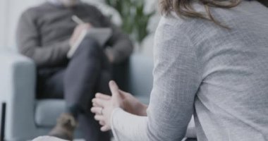 Depresyondaki kadın psikoloğuyla konuşuyor.