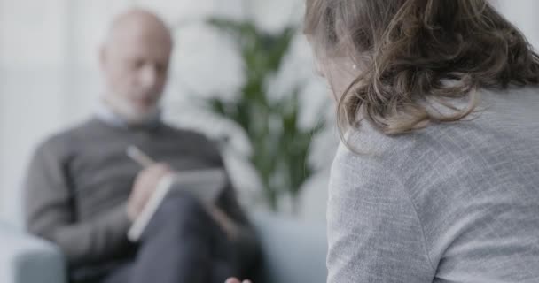 Depresivní žena mluví její terapeut — Stock video