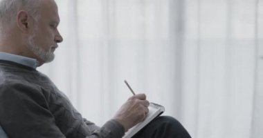 그녀의 치료사에 게 얘기 하는 우울된 여자