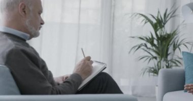 그녀의 치료사에 게 얘기 하는 우울된 여자