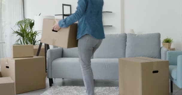 Счастливая женщина переезжает в свой новый дом — стоковое видео