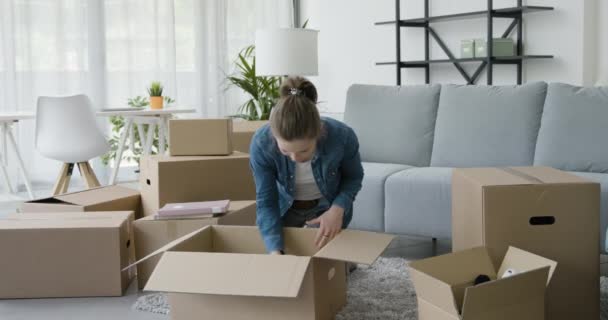 Vrouw verhuist in haar nieuwe huis — Stockvideo