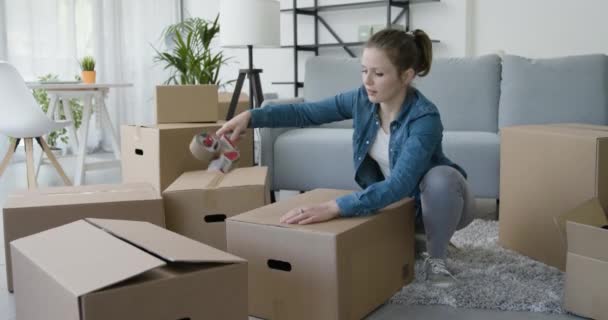 Žena balí v obývacím pokoji — Stock video