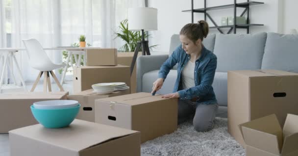 Mujer moviéndose en su nuevo hogar — Vídeos de Stock