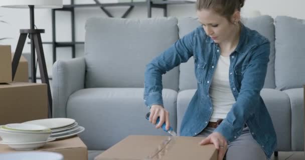 Vrouw verhuist in haar nieuwe huis — Stockvideo