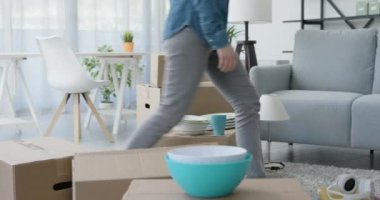 Ev taşıma ve internet bağlantısı yapan mutlu bir kadın.