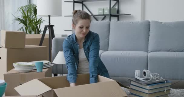Mujer moviéndose en su nuevo hogar — Vídeos de Stock