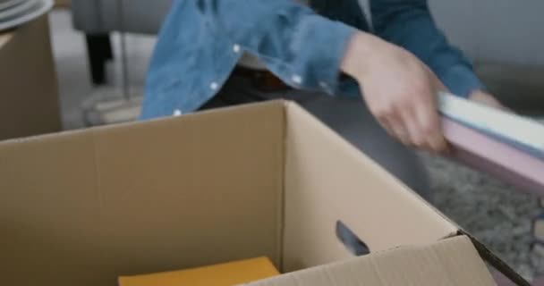 Kvinna packa upp i sitt nya hem — Stockvideo