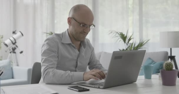 微笑的办公室职员和他的笔记本电脑聊天 — 图库视频影像
