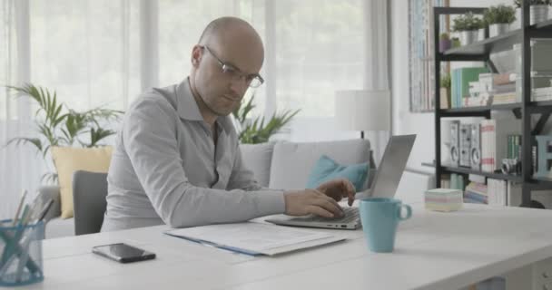 Effizienter Geschäftsmann arbeitet von zu Hause aus — Stockvideo