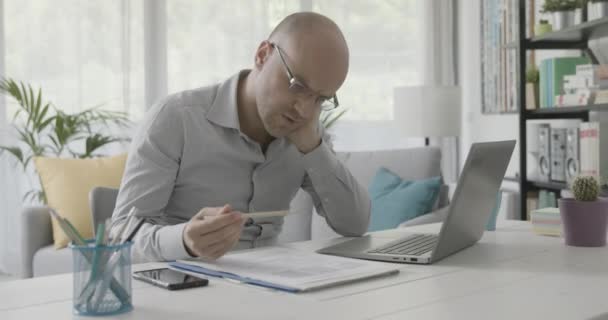 Frusztrált üzletember otthonról dolgozik — Stock videók