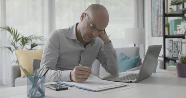 Empresário frustrado que trabalha em casa — Vídeo de Stock