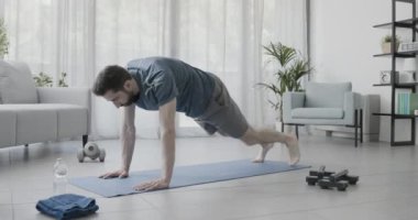 Kaslı adam evde çalışıyor.