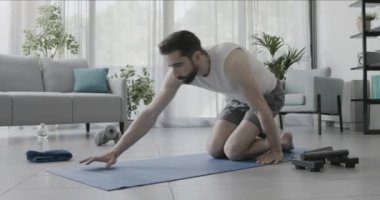 Evde şınav çeken adam.