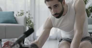 Profesyonel fitness eğitmeni kameraya konuşuyor.