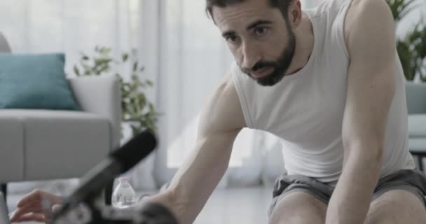Profesionální fitness trenér mluví do kamery — Stock video