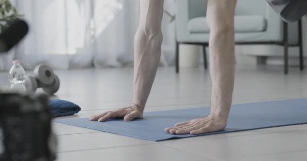 Hombre haciendo ejercicio y grabando un video — Vídeos de Stock