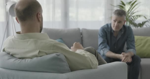 Homem tendo uma sessão de terapia com um psicólogo profissional — Vídeo de Stock