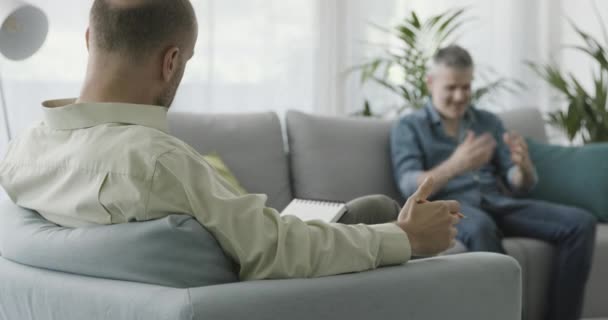 Man die een therapiesessie heeft met een professionele psycholoog — Stockvideo