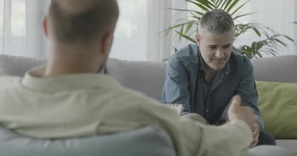 Man som går i terapi med en professionell psykolog — Stockvideo