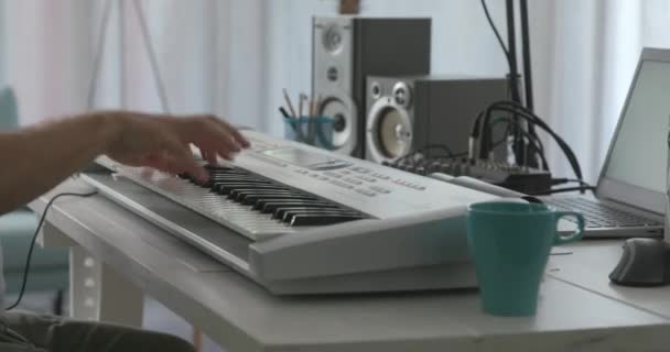 Музикант грає на клавіатурі вдома — стокове відео