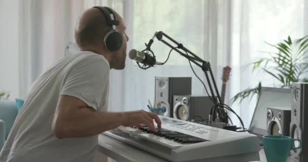 Profesjonalny muzyk gra i śpiewa w domu — Wideo stockowe