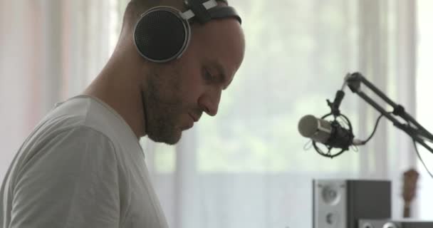 Επαγγελματίας μουσικός που συνθέτει ένα νέο τραγούδι — Αρχείο Βίντεο
