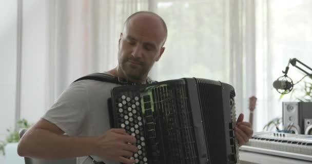 Profesjonalny muzyk grający na akordeonie — Wideo stockowe