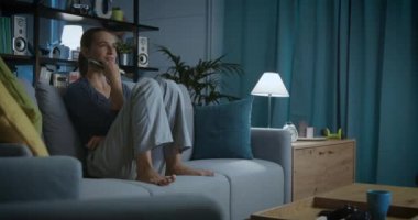 Film izleyen ve patlamış mısır yiyen çift.