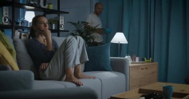 Film izleyen ve patlamış mısır yiyen çift.
