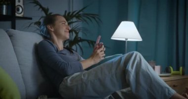 Ağzıyla patlamış mısır yakalayan bir kadın.