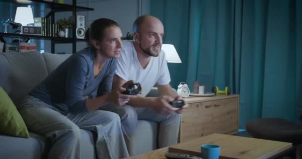 Ζευγάρι που παίζει βιντεοπαιχνίδια στο σπίτι — Αρχείο Βίντεο